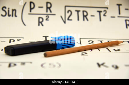 Basi matematiche, formule manoscritte punti. Bianco nero Foto Stock