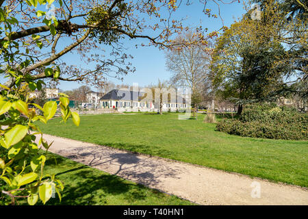 Bonn - vista castello Poppelsdorf con giardino botanico dell'Università di Bonn, Renania settentrionale-Vestfalia, Germania, 01.04.2019 Foto Stock