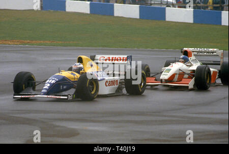 1993 European Grand Prix, Donington. Alain Prost in Williams Renault FW15C conduce Derek Warwick in Footwork Mugen FA14 Foto Stock