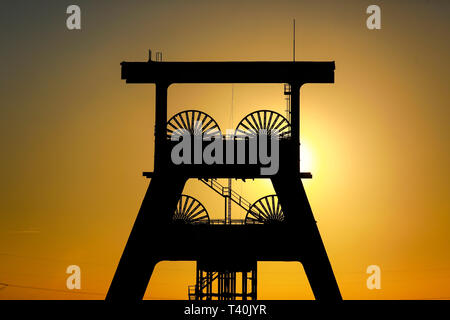 Herten, la zona della Ruhr, Renania settentrionale-Vestfalia, Germania - Ewald colliery, Doppelbock-Foerdergeruest sopra l'albero 7 al tramonto, la miniera di carbone è stato chiuso Foto Stock