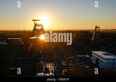 Herten, la zona della Ruhr, Renania settentrionale-Vestfalia, Germania - Ewald colliery, Doppelbock-Foerdergeruest sopra l'albero 7 al tramonto, la miniera di carbone è stato chiuso Foto Stock