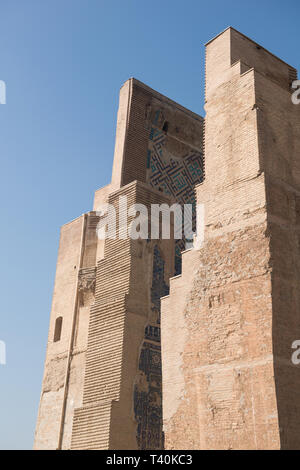 Grande portale Ak-Saray - White Palace di Amir Timur, Uzbekistan, Shahrisabz. Architettura antica dell Asia centrale Foto Stock