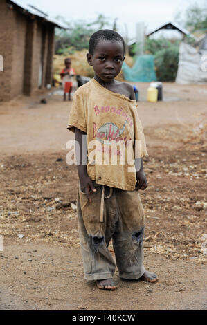 KENYA Turkana regione, campo di rifugiati di Kakuma, dove 80.000 rifugiati da somali, Etiopia, Sud Sudan ricevono riparo e cibo da UNHCR, piccolo ragazzo in Foto Stock
