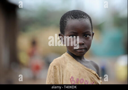 KENYA Turkana regione, campo di rifugiati di Kakuma, dove 80.000 rifugiati da somali, Etiopia, Sud Sudan ricevono riparo e cibo da UNHCR, piccolo ragazzo in Foto Stock