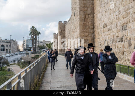 Un gruppo di felice ebrei ortodossi a piedi verso la Porta di Jaffa a Gerusalemme, Israele, 15/03/19 Foto Stock