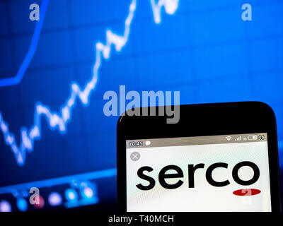 In questa foto illustrazione un Serco group plc logo che si vede visualizzato su un telefono intelligente Foto Stock