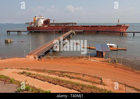 Operazioni portuali per la gestione e il trasporto di minerale di ferro. Dal porto di area ufficio per TSV nave Ormeggiata al pontile layby prima di muoversi verso il molo di carico. Foto Stock