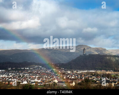 Arcobaleno e la vista verso il Monumento Wallace da Mote Hill Città di Stirling Scozia Scotland Foto Stock