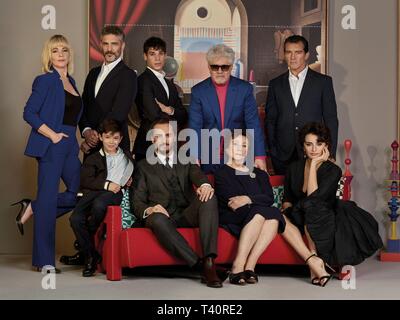 PENELOPE CRUZ , JULIETA SERRANO , Antonio Banderas , Pedro Almodovar , LEONARDO SBARAGLIA , NORA NAVAS , ASIER ETXEANDIA e CESAR VICENTE in DOLOR Y GLORIA (2019). Credito: EL DESEO S.A / BUSTOS, NICO / Album Foto Stock