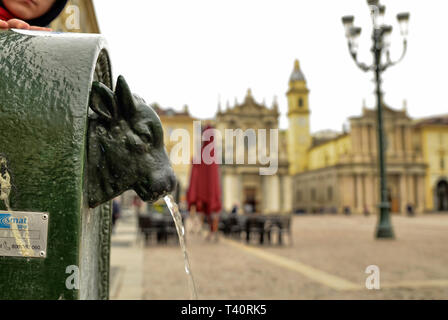 Torino Piemonte, Italia. Aprile 2019. Uno sguardo a Piazza San Carlo. A sinistra in primo piano la fontana con il verde bull, chiamato turet, sul r Foto Stock