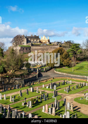 Il Castello di Stirling dal vecchio cimitero comunale città di Stirling Scozia Scotland Foto Stock