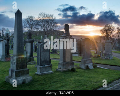 Le lapidi del vecchio cimitero comunale al tramonto città di Stirling Scozia Scotland Foto Stock