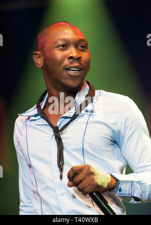 Seun Kuti (Oluseun Anikulapo Kuti, nato il 11 gennaio 1983) effettuando al Womad Festival, Malmesbury, Regno Unito Foto Stock