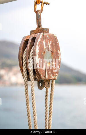 La puleggia e la fune su una nave traghetto in Montenegro Cattaro bay. Barca a vela attrezzatura. Importanti dettagli nautico. Sicurezza a bordo. Foto Stock