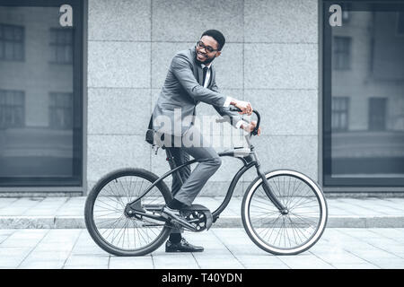 Imprenditore Bicicletta Equitazione per lavorare in mattinata Foto Stock