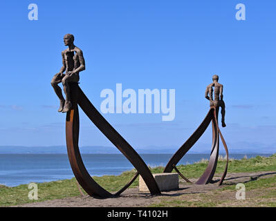 "Nave", scultura di metallo da Anna Gillespie, 2019. Half Moon Bay, Heysham, Lancashire, Inghilterra, Regno Unito, Europa. Foto Stock