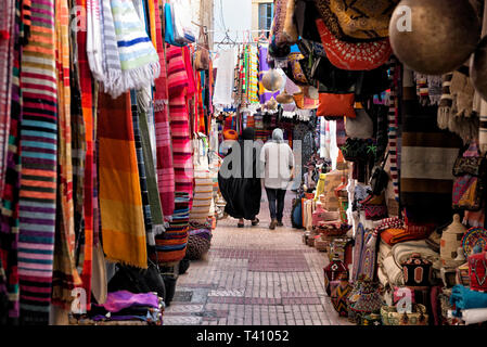 Due donne che camminano il souk a Essaouira, Marocco