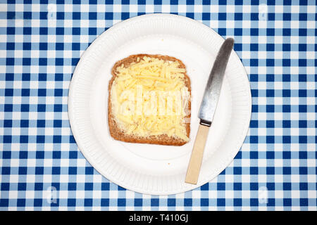 Formaggio Cheddar grattugiato su pane integrale Foto Stock