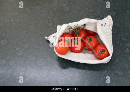 Pomodori in vigna in un tessuto di plastica-borsa gratuita. Foto Stock