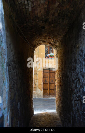 Stretta volta a botte a Pienza, Italia. Foto Stock