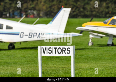 WHITE WALTHAM, Inghilterra - Marzo 2019: Segno segnando il area di parcheggio per gli aeromobili in visita a White Waltham airfield. Foto Stock