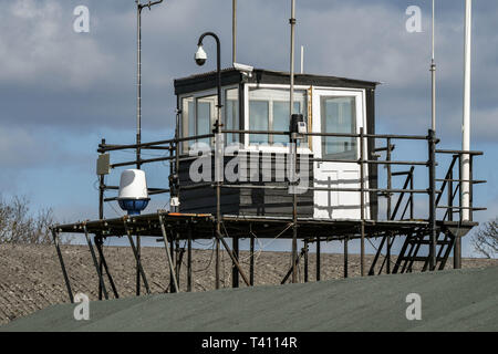 WHITE WALTHAM, Inghilterra - Marzo 2019: torre di controllo al White Waltham airfield. Foto Stock