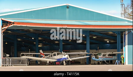 HIGH WYCOMBE, Inghilterra - Marzo 2019: Piper Warrior aeromobili leggeri in British Airways schema colori parcheggiata in un appendiabiti a Wycombe Air Park. Foto Stock