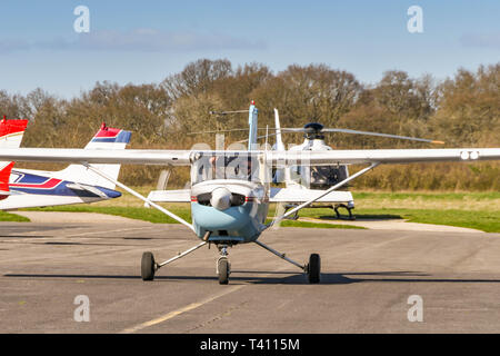 HIGH WYCOMBE, Inghilterra - Marzo 2019: Cessna luce Aerobat trainer aerei con pilota dando un pollice in alto segno a Wycombe Air Park. Foto Stock