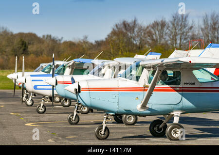 HIGH WYCOMBE, Inghilterra - Marzo 2019: Cessna luce Aerobat trainer aeromobili parcheggiati in una linea di Wycombe Air Park. Foto Stock