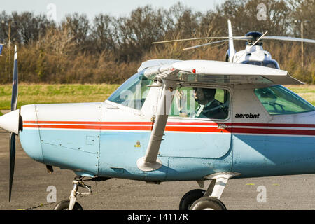 HIGH WYCOMBE, Inghilterra - Marzo 2019: Close up di un Cessna luce Aerobat trainer Aeromobili in rullaggio a Wycombe Air Park. Foto Stock