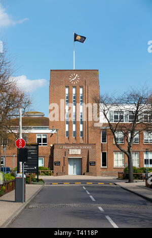 (Anteriore facciata esterna di Hampton scuola con battenti bandiera. Si tratta di un giorno indipendenti scuola per ragazzi in Hampton, Londra. Regno Unito. (107) Foto Stock