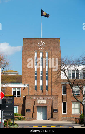 (Anteriore facciata esterna di Hampton scuola con battenti bandiera. Si tratta di un giorno indipendenti scuola per ragazzi in Hampton, Londra. Regno Unito. (107) Foto Stock