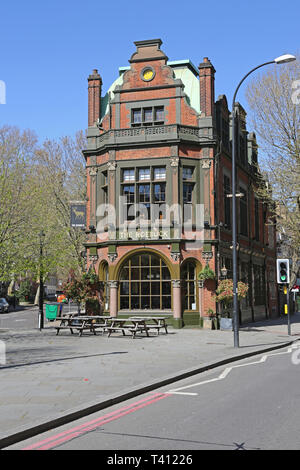 The Roebuck pub sulla Great Dover Street, Londra, Regno Unito. Un tradizionale edificio pubblico vittoriano che serve buona birra e cibo. Foto Stock