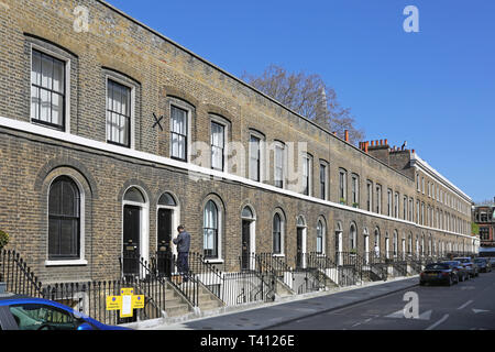 Una fila di Vittoriana originale casette a schiera su Falmouth Street, Londra, Regno Unito. Foto Stock