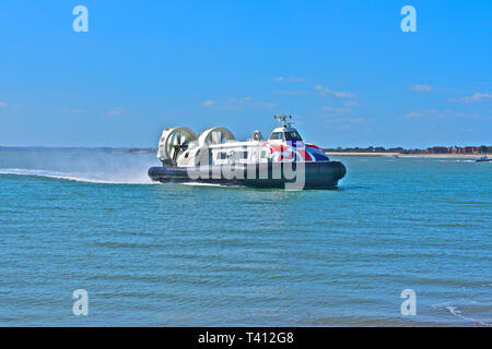 Il Hovertravel 'Isola Flyer' hovercraft si avvicina alla zona di sbarco su Southsea spiaggia vicino a Portsmouth dopo la traversata da Ryde, Isola di Wight. Foto Stock