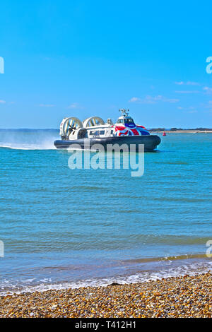 Il Hovertravel 'Isola Flyer' hovercraft si avvicina alla zona di sbarco su Southsea spiaggia vicino a Portsmouth dopo la traversata da Ryde, Isola di Wight. Foto Stock