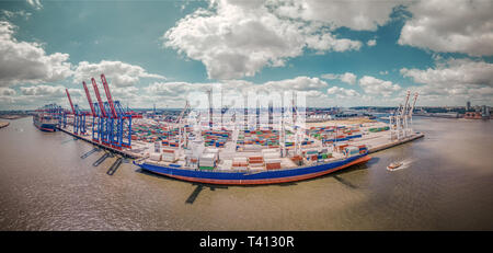 Vista aerea di un Containerterminal nel porto di Amburgo in condizioni atmosferiche migliori Foto Stock