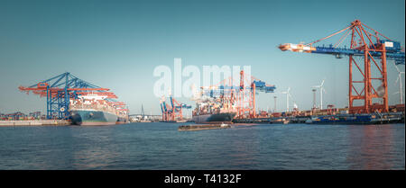 Panorama di un terminal per container nel porto di Amburgo Foto Stock