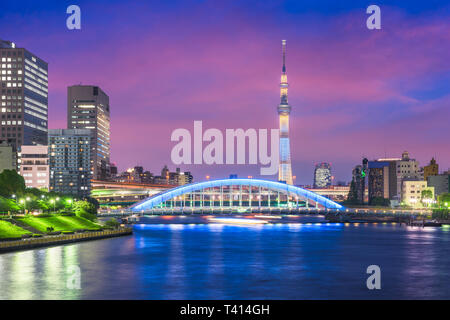 Tokyo, Giappone skyline sul Fiume Sumida di notte. Foto Stock