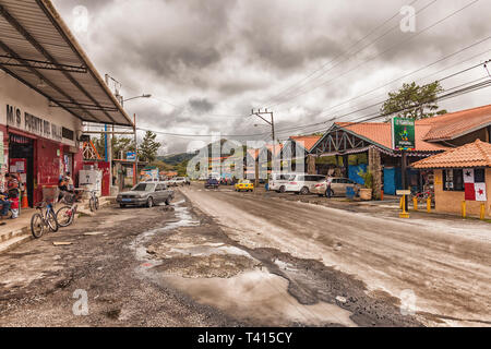 El Valle de Anton, Panama - 24 Novembre 2016: la strada principale con il piccolo mercato hall in El Valle de Anton una piccola cittadina in provincia di Panama. Foto Stock