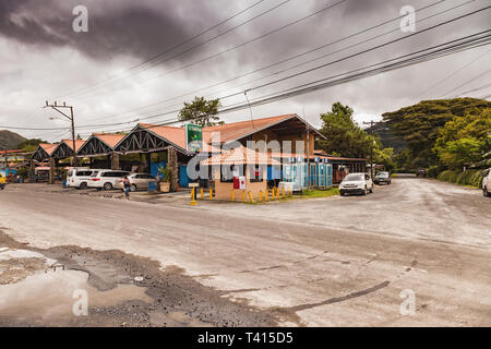 El Valle de Anton, Panama - 24 Novembre 2016: la strada principale con il piccolo mercato hall in El Valle de Anton una piccola cittadina in provincia di Panama. Foto Stock