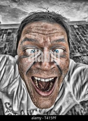 Close-up di un uomo con crazy faccia comico Foto Stock