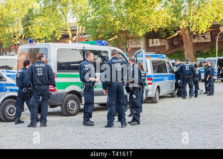 Colonia, Germania - 24 Settembre 2016: poliziotti e femminile in una azione di fronte la zona espositiva di Colonia. Foto Stock