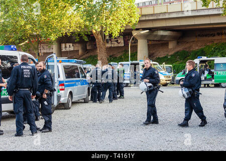 Colonia, Germania - 24 Settembre 2016: poliziotti e femminile in una azione di fronte la zona espositiva di Colonia. Foto Stock