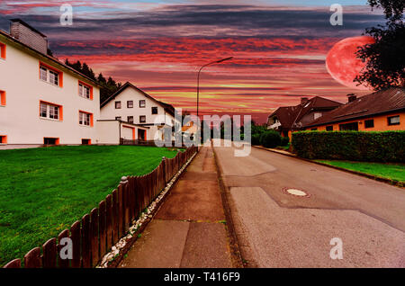 Village Street con interplanetaria futuristico sky Foto Stock