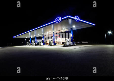 Marienheide, Germania - 06.10.2016: Il nuovo Jäger stazione di benzina in Marienheide-Kalsbach di notte. Foto Stock