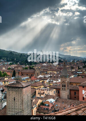 Lo Skyline di Bologna - vista sui tetti di Bologna nel centro di Bologna Italia verso il Santuario della Madonna di San Luca, il Santuario della Madonna di San Luca Foto Stock