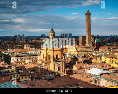 Lo Skyline di Bologna - vista sui tetti di Bologna nel centro di Bologna Italia dalla terrazza della Basilica di San Petronio a Bologna Centrale. Foto Stock