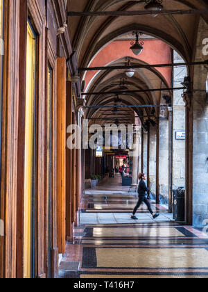 Bologna colonnati - quasi 40 km di portici colonnati e coprire il centro della città di Bologna. Foto Stock