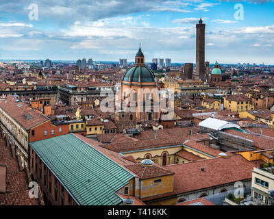 Lo Skyline di Bologna - vista sui tetti di Bologna nel centro di Bologna Italia dalla terrazza della Basilica di San Petronio a Bologna Centrale. Foto Stock